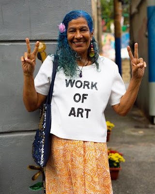 Ao contrário do que muitos pensam, não são apenas as famosas que assumem os cabelos coloridos na idade. Essas mulheres podem ser encontradas nas ruas, no nosso dia a dia, em nossas redes sociais e, talvez, até em nossa casa.