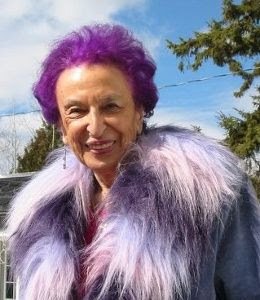 Ao contrário do que muitos pensam, não são apenas as famosas que assumem os cabelos coloridos na idade. Essas mulheres podem ser encontradas nas ruas, no nosso dia a dia, em nossas redes sociais e, talvez, até em nossa casa.