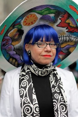 Ao contrário do que muitos pensam, não são apenas as famosas que assumem os cabelos coloridos na idade. Essas mulheres podem ser encontradas nas ruas, no nosso dia a dia, em nossas redes sociais e, talvez, até em nossa casa.