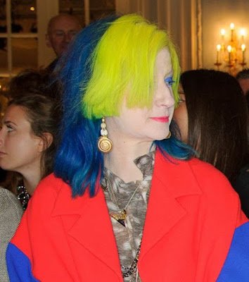 Ao contrário do que muitos pensam, não são apenas as famosas que assumem os cabelos coloridos na idade. Essas mulheres podem ser encontradas nas ruas, no nosso dia a dia, em nossas redes sociais e, talvez, até em nossa casa.