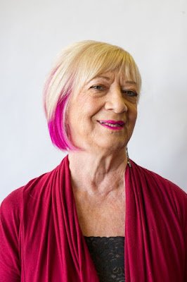 Ao contrário do que muitos pensam, não são apenas as famosas que assumem os cabelos coloridos na idade. Essas mulheres podem ser encontradas nas ruas, no nosso dia a dia, em nossas redes sociais e, talvez, até em nossa casa.