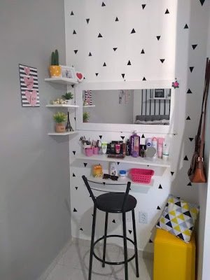 De maneira simples e um pouco de criatividade você pode montar sua própria penteadeira.