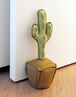 Um objeto tão essencial para evitar que as portas batam e que acaba contribuindo para a decoração da casa, o peso de porta pode ser confeccionado com diversos materiais, desde garrafas pet até tecidos.