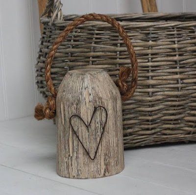 Um objeto tão essencial para evitar que as portas batam e que acaba contribuindo para a decoração da casa, o peso de porta pode ser confeccionado com diversos materiais, desde garrafas pet até tecidos.