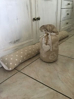Um objeto tão essencial para evitar que as portas batam e que acaba contribuindo para a decoração da casa, o peso de porta pode ser confeccionado com diversos materiais, desde garrafas pet até tecidos.