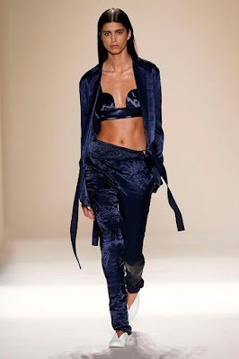 A aposta na extravagancia surge com modelos com recortes e brilho.  E se você tem um estilo super ousado e criativo, e não tem medo de se jogar em visuais mais chamativos, essa é uma das tendências de Primavera/Verão 2023 que será perfeita para você. Confira!