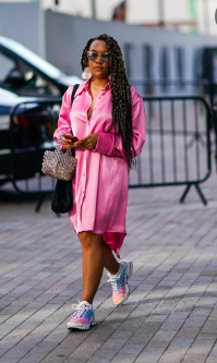 A aposta na extravagancia surge com modelos com recortes e brilho.  E se você tem um estilo super ousado e criativo, e não tem medo de se jogar em visuais mais chamativos, essa é uma das tendências de Primavera/Verão 2023 que será perfeita para você. Confira!