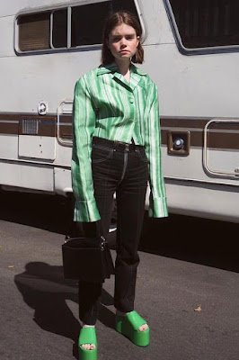 A aposta na extravagancia surge com modelos com recortes e brilho.  E se você tem um estilo super ousado e criativo, e não tem medo de se jogar em visuais mais chamativos, essa é uma das tendências de Primavera/Verão 2023 que será perfeita para você. Confira!