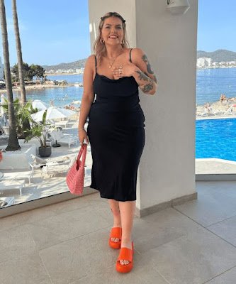 A aposta na extravagancia surge com modelos com recortes e brilho.  E se você tem um estilo super ousado e criativo, e não tem medo de se jogar em visuais mais chamativos, essa é uma das tendências de Primavera/Verão 2023 que será perfeita para você. Confira!