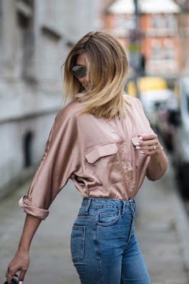 A aposta na extravagancia surge com modelos com recortes e brilho.  E se você tem um estilo super ousado e criativo, e não tem medo de se jogar em visuais mais chamativos, essa é uma das tendências de Primavera/Verão 2023 que será perfeita para você. Confira!