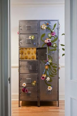 Os armários o gaveteiros de aço que há alguns anos eram bastante comuns na maioria dos escritórios e fábricas,  hoje podem ser adaptados e utilizados na decoração do nosso lar.