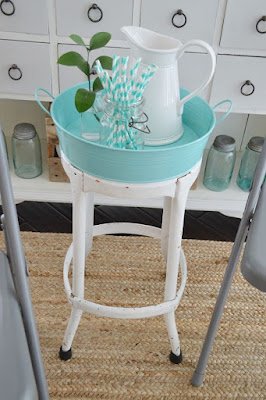 Como Reaproveitar Banquetas e Banquinhos Velhos de Forma Criativa  Muitas vezes o que precisamos não é de um móvel ou de um objeto novo e sim de um novo olhar nas coisas que já temos em casa.