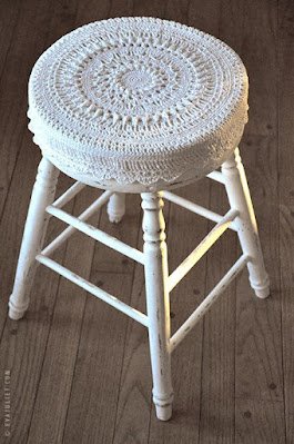 Como Reaproveitar Banquetas e Banquinhos Velhos de Forma Criativa  Muitas vezes o que precisamos não é de um móvel ou de um objeto novo e sim de um novo olhar nas coisas que já temos em casa.