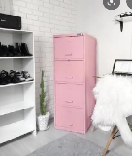 Os armários o gaveteiros de aço que há alguns anos eram bastante comuns na maioria dos escritórios e fábricas,  hoje podem ser adaptados e utilizados na decoração do nosso lar.