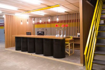 Usar o barril na decoração é cada vez mais comum e dá mais originalidade ao seu ambiente.