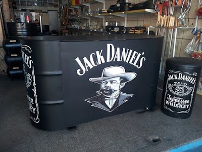 Usar o barril na decoração é cada vez mais comum e dá mais originalidade ao seu ambiente.