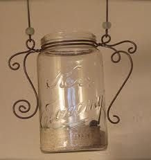 O arame é um material leve e fácil de trabalhar. Pode ser utilizados em diversos trabalhos artesanais dando mais encanto e charme a peças como potes de vidro e vasos de plantas.    Normalmente temos algum arame sobrando em casa. Eles ficam por ali espalhados ocupando o seu espaço, então, por que não tentar fazer um artesanato criativo com eles?