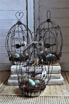 O arame é um material leve e fácil de trabalhar. Pode ser utilizados em diversos trabalhos artesanais dando mais encanto e charme a peças como potes de vidro e vasos de plantas.    Normalmente temos algum arame sobrando em casa. Eles ficam por ali espalhados ocupando o seu espaço, então, por que não tentar fazer um artesanato criativo com eles?