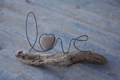 O arame é um material leve e fácil de trabalhar. Pode ser utilizados em diversos trabalhos artesanais dando mais encanto e charme a peças como potes de vidro e vasos de plantas.    Normalmente temos algum arame sobrando em casa. Eles ficam por ali espalhados ocupando o seu espaço, então, por que não tentar fazer um artesanato criativo com eles?