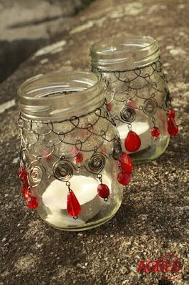 O arame é um material leve e fácil de trabalhar. Pode ser utilizados em diversos trabalhos artesanais dando mais encanto e charme a peças como potes de vidro e vasos de plantas.    Normalmente temos algum arame sobrando em casa. Eles ficam por ali espalhados ocupando o seu espaço, então, por que não tentar fazer um artesanato criativo com eles?