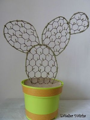 O arame é um material leve e fácil de trabalhar. Pode ser utilizados em diversos trabalhos artesanais dando mais encanto e charme a peças como potes de vidro e vasos de plantas.    Normalmente temos algum arame sobrando em casa. Eles ficam por ali espalhados ocupando o seu espaço, então, por que não tentar fazer um artesanato criativo com eles?