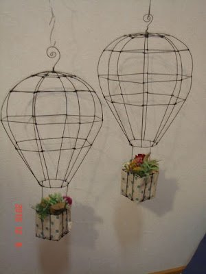 O arame é um material leve e fácil de trabalhar. Pode ser utilizados em diversos trabalhos artesanais dando mais encanto e charme a peças como potes de vidro e vasos de plantas.    Normalmente temos algum arame sobrando em casa. Eles ficam por ali espalhados ocupando o seu espaço, então, por que não tentar fazer um artesanato criativo com eles?