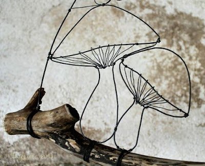 O arame é um material leve e fácil de trabalhar. Pode ser utilizados em diversos trabalhos artesanais dando mais encanto e charme a peças como potes de vidro e vasos de plantas.    Normalmente temos algum arame sobrando em casa. Eles ficam por ali espalhados ocupando o seu espaço, então, por que não tentar fazer um artesanato criativo com eles?