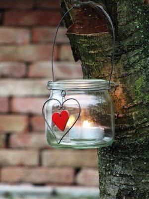 O arame é um material leve e fácil de trabalhar. Pode ser utilizados em diversos trabalhos artesanais dando mais encanto e charme a peças como potes de vidro e vasos de plantas.    Normalmente temos algum arame sobrando em casa. Eles ficam por ali espalhados ocupando o seu espaço, então, por que não tentar fazer um artesanato criativo com eles?