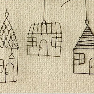 O arame é um material leve e fácil de trabalhar. Pode ser utilizados em diversos trabalhos artesanais dando mais encanto e charme a peças como potes de vidro e vasos de plantas.    Normalmente temos algum arame sobrando em casa. Eles ficam por ali espalhados ocupando o seu espaço, então, por que não tentar fazer um artesanato criativo com eles?