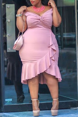 A aposta na extravagancia surge com modelos com recortes e brilho.  E se você tem um estilo super ousado e criativo, e não tem medo de se jogar em visuais mais chamativos, essa é uma das tendências de Primavera/Verão 2023 que será perfeita para você. Confira!