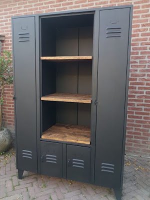 Os armários o gaveteiros de aço que há alguns anos eram bastante comuns na maioria dos escritórios e fábricas,  hoje podem ser adaptados e utilizados na decoração do nosso lar.