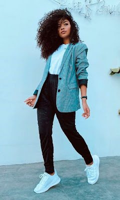 O conceito minimalista na moda remonta o estilismo espanhol Cristóbal Balenciaga, que vem fazendo sucesso com o conceito desde os anos 50. Esse novo conceito modificou a alta costura feminina, implementando criações com características voltadas à identidade, a leveza e a praticidade das peças.