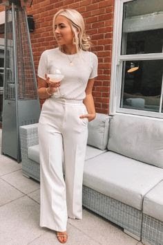 O conceito minimalista na moda remonta o estilismo espanhol Cristóbal Balenciaga, que vem fazendo sucesso com o conceito desde os anos 50. Esse novo conceito modificou a alta costura feminina, implementando criações com características voltadas à identidade, a leveza e a praticidade das peças.