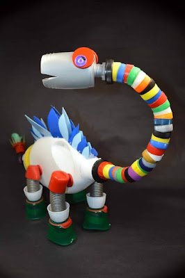 Com materiais recicláveis, tesoura e muita criatividade, um universo de brincadeiras passa a existir. Os brinquedos recicláveis podem ser tão interessantes quanto os brinquedos industrializados e caros e as crianças podem fazer junto, despertando, assim, sua criatividade e a conscientização ecológica.