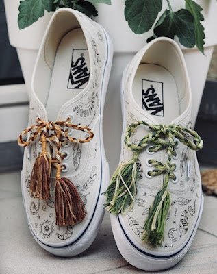 01. Cadarços  Você pode customizar seu tênis apenas trocando os cadarços por outros de cores ou materiais e texturas diferentes. Também pode personalizá-los utilizando água sanitária, fazer desenhos com canetinhas e tinta ou colocando acessórios, como miçangas, por exemplo nos cadarços entre os passadores.