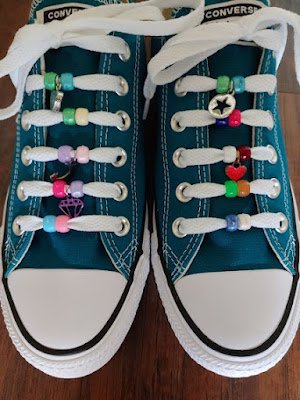 01. Cadarços  Você pode customizar seu tênis apenas trocando os cadarços por outros de cores ou materiais e texturas diferentes. Também pode personalizá-los utilizando água sanitária, fazer desenhos com canetinhas e tinta ou colocando acessórios, como miçangas, por exemplo nos cadarços entre os passadores.