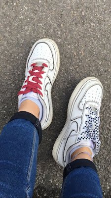 01. Cadarços  Você pode customizar seu tênis apenas trocando os cadarços por outros de cores ou materiais e texturas diferentes. Também pode personalizá-los utilizando água sanitária, fazer desenhos com canetinhas e tinta ou colocando acessórios, como miçangas, por exemplo nos cadarços entre os passadores.