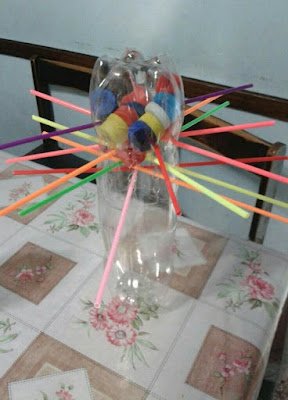 Com materiais recicláveis, tesoura e muita criatividade, um universo de brincadeiras passa a existir. Os brinquedos recicláveis podem ser tão interessantes quanto os brinquedos industrializados e caros e as crianças podem fazer junto, despertando, assim, sua criatividade e a conscientização ecológica.