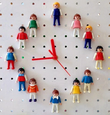 Pensando no desenvolvimento intelectual e criativo de seus filhos, que tal criar com eles algo novo com esses brinquedo velhos e sem uso. Treine  a visão criativa de seu filho(a), faça com que ele perceba que os objetos podem ser transformados ou reutilizados. Crie nele(a) a consciência ecológica.