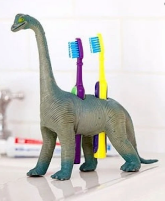 Pensando no desenvolvimento intelectual e criativo de seus filhos, que tal criar com eles algo novo com esses brinquedo velhos e sem uso. Treine  a visão criativa de seu filho(a), faça com que ele perceba que os objetos podem ser transformados ou reutilizados. Crie nele(a) a consciência ecológica.