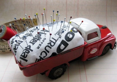 Pensando no desenvolvimento intelectual e criativo de seus filhos, que tal criar com eles algo novo com esses brinquedo velhos e sem uso. Treine  a visão criativa de seu filho(a), faça com que ele perceba que os objetos podem ser transformados ou reutilizados. Crie nele(a) a consciência ecológica.