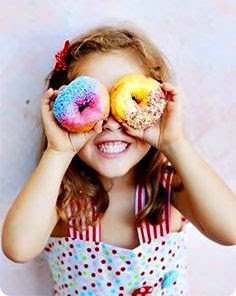 O celular é uma ferramenta muito útil para fotografia, não só para os adultos, mas através da fotografia você pode explorar habilidades artísticas em suas crianças.