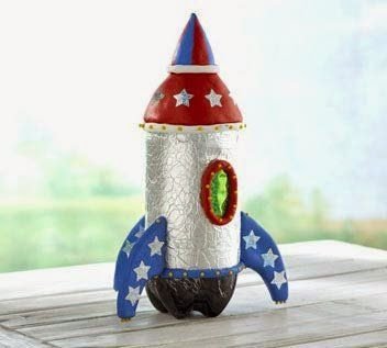 Com materiais recicláveis, tesoura e muita criatividade, um universo de brincadeiras passa a existir. Os brinquedos recicláveis podem ser tão interessantes quanto os brinquedos industrializados e caros e as crianças podem fazer junto, despertando, assim, sua criatividade e a conscientização ecológica.