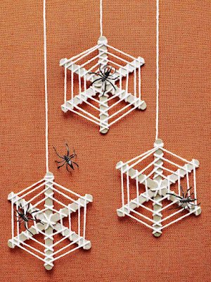 Ideais de Artesanato Fácil de Fazer para o Halloween Tradicionalmente, a comemoração envolve fantasias, doces e histórias de terror. Para se divertir e entrar no clima,  você pode preparar uma decoração Halloween com essas dicas de artesanato que pode ser feito com coisas que você já tem em casa.