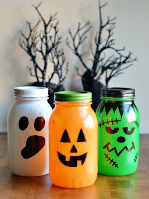 Ideais de Artesanato Fácil de Fazer para o Halloween Tradicionalmente, a comemoração envolve fantasias, doces e histórias de terror. Para se divertir e entrar no clima,  você pode preparar uma decoração Halloween com essas dicas de artesanato que pode ser feito com coisas que você já tem em casa.