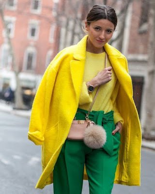 Montar um look pautado na dupla verde e amarelo não só é possível, como bastante estiloso. Para fugir do óbvio aposte em prints que mesclam as duas cores.