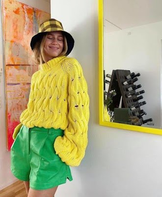 Montar um look pautado na dupla verde e amarelo não só é possível, como bastante estiloso. Para fugir do óbvio aposte em prints que mesclam as duas cores.