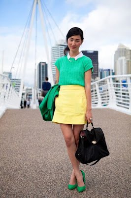 Montar um look pautado na dupla verde e amarelo não só é possível, como bastante estiloso. Para fugir do óbvio aposte em prints que mesclam as duas cores.