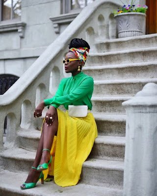 Montar um look pautado na dupla verde e amarelo não só é possível, como bastante estiloso. Para fugir do óbvio aposte em prints que mesclam as duas cores.