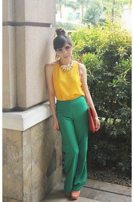 Montar um look pautado na dupla verde e amarelo não só é possível, como bastante estiloso. Para fugir do óbvio aposte em prints que mesclam as duas cores.